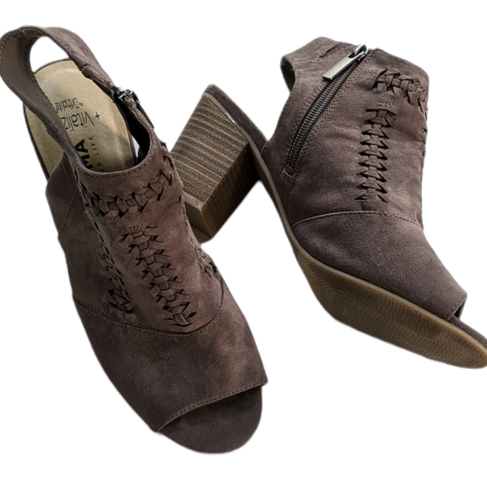 Sonoma, light chocolate brown chunky heel booties. Size 9